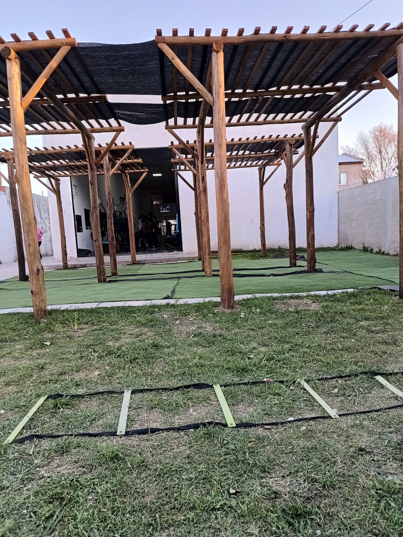 Sala principal de musculación y peso libre en Sport Fitness Paraná